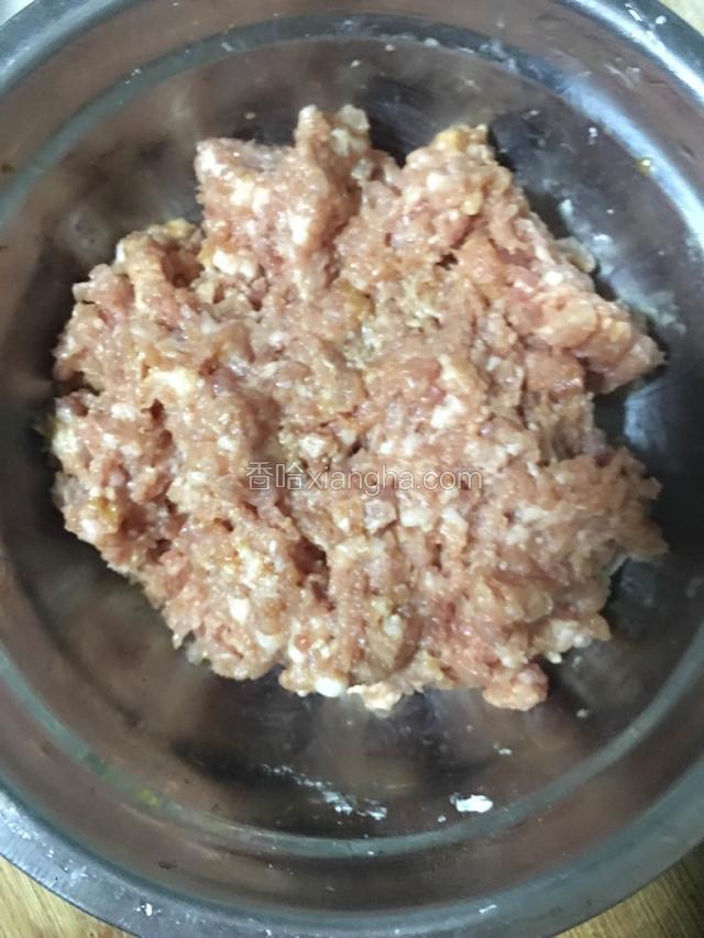 接下来剁好肉末加入一勺玉米淀，粉酱油一起搅拌均匀