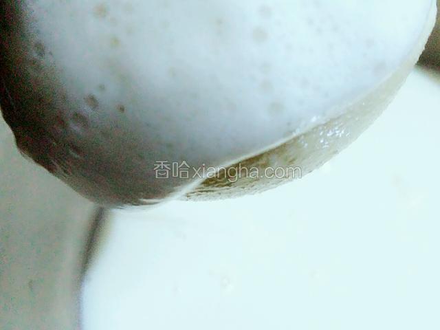 再将滤布里的浆水慢慢挤出来，滤掉豆渣