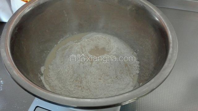 再加入酵母，白糖