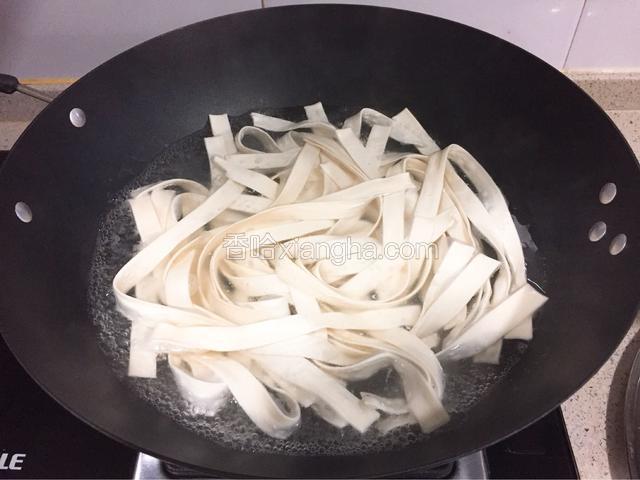 另一锅同时煮面条。待水烧开后，加一勺盐，下面条煮。