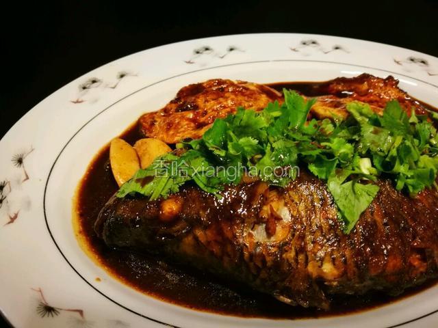 装盘，放香菜装饰。