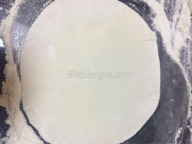 擀好第一张烙馍时锅内水估计也开，必须等水开才能将烙馍放入