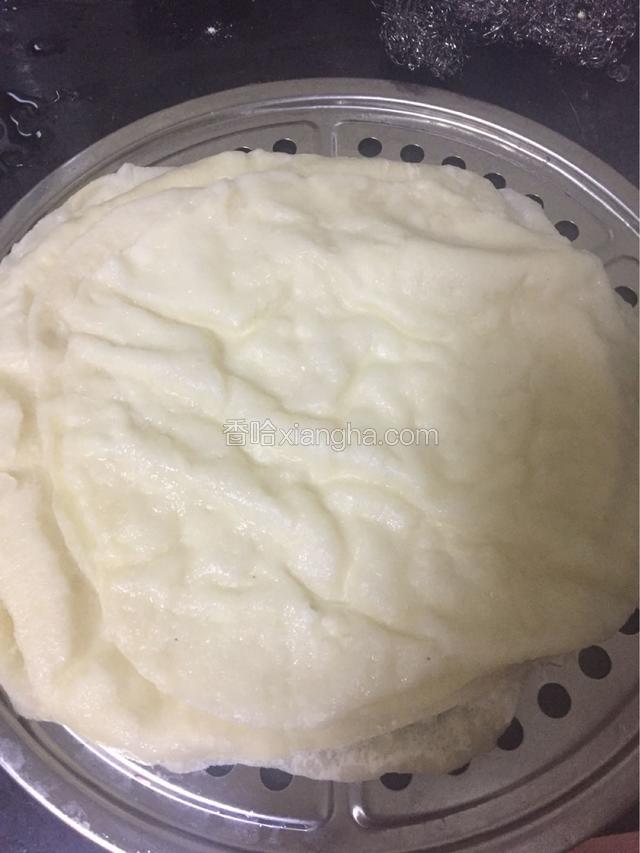 将烙馍反过来，底朝上，揭下蒸布，就可以一张一张的揭水烙馍了。