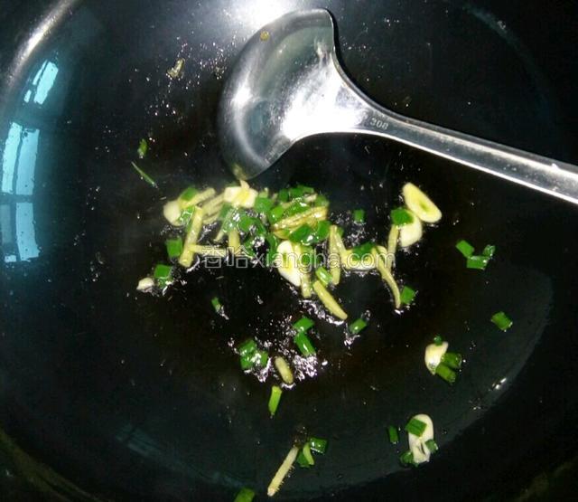 炒锅烧热放油，倒入葱末，蒜片爆香。