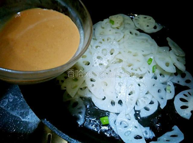 加入腐乳汁继续翻炒