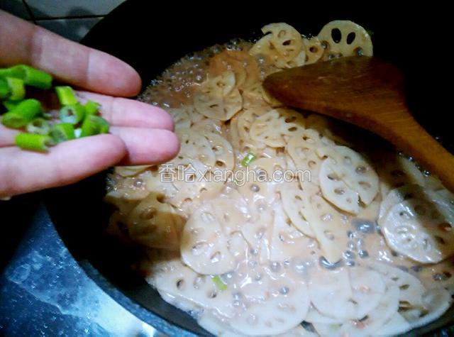 出锅前撒入葱末，翻炒均匀