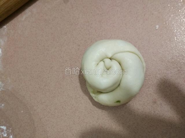 再从一头卷起来收口朝下
