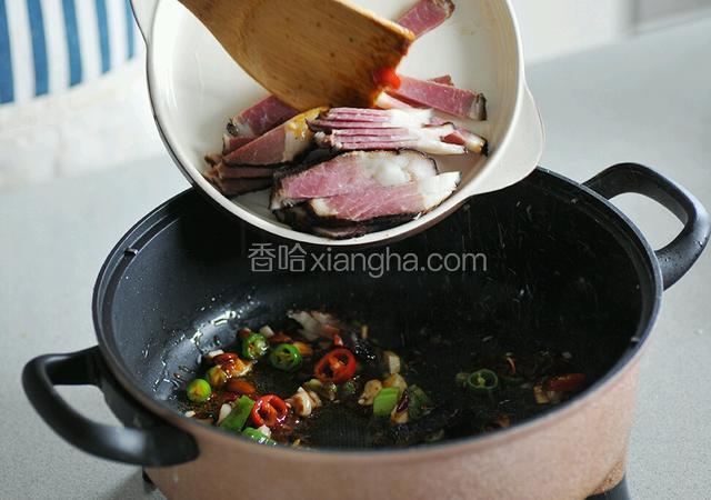 放入腊肉翻炒
