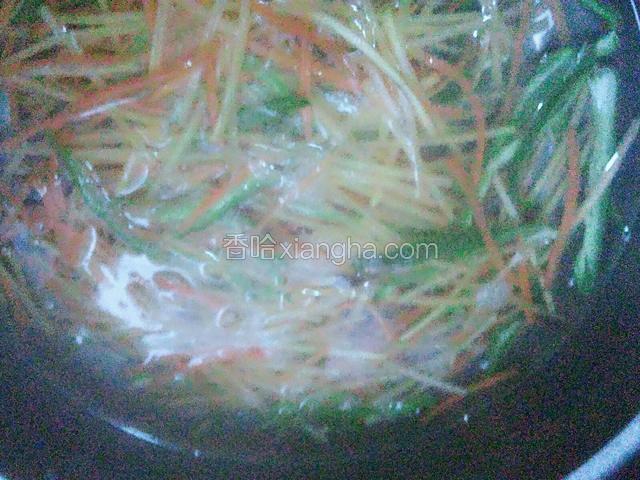 锅中烧开水，三丝一起下锅焯半分钟，捞出控水后，放入小盆