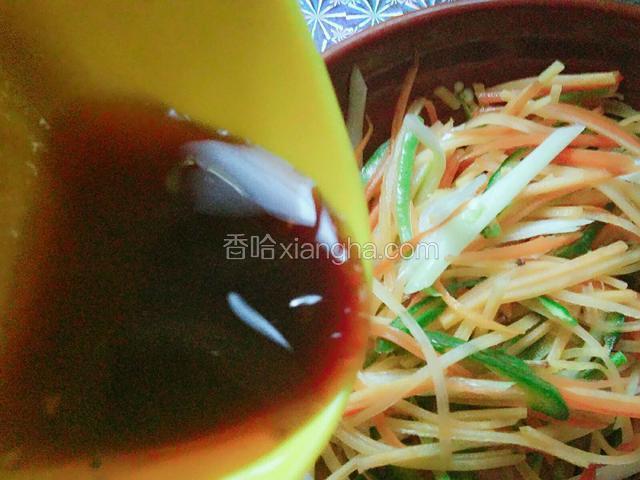 倒在三丝上拌勻即可