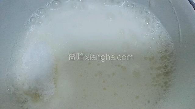 用打蛋器打至蛋清液变细腻，颜色变浅变白，再次放入13克白糖～