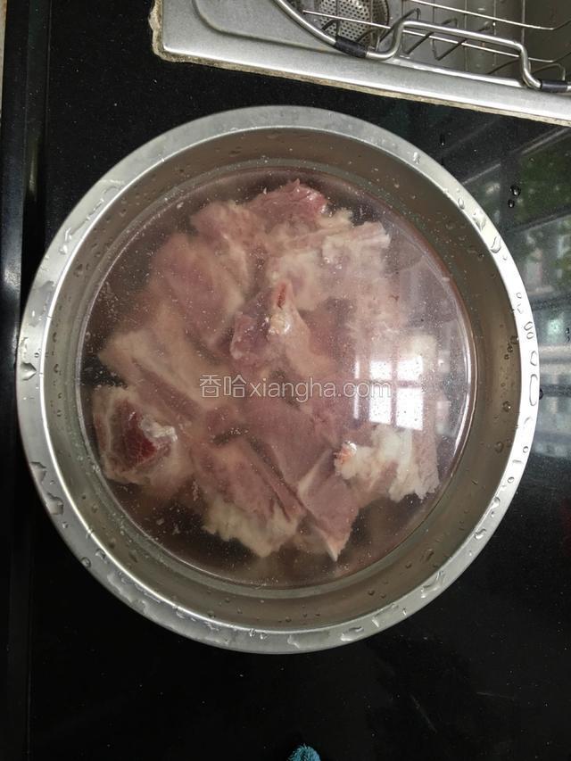 排骨洗净浸泡两小时去血水