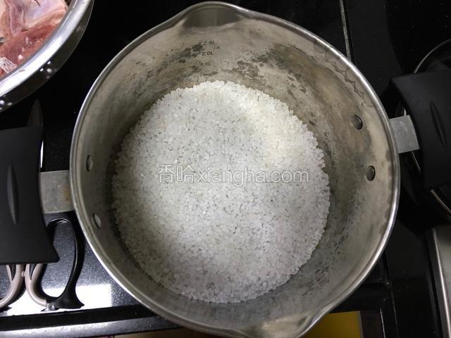 铺一半盐在锅底