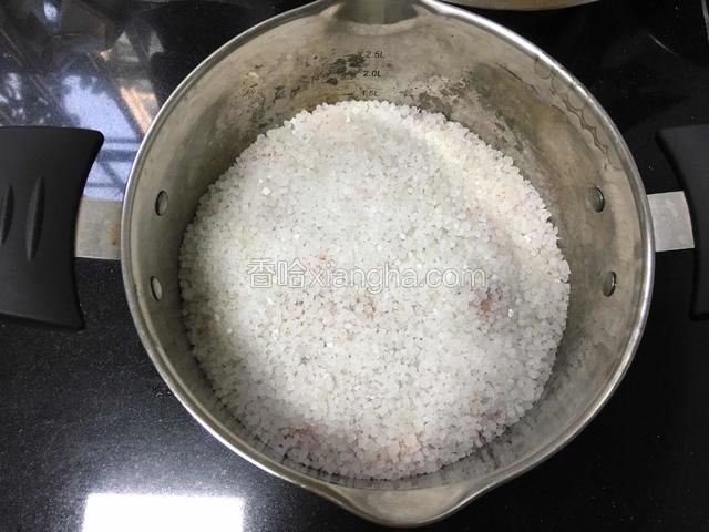 用剩下的盐把排骨盖上