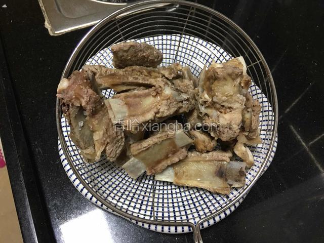 把排骨拿岀来，把盐拍干净，也可以用开水冲干净