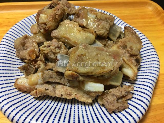 美味的盐焗排骨做好了
