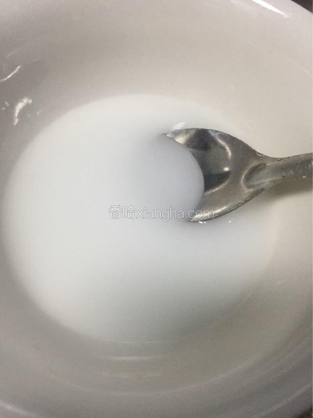 小碗放淀粉加水调好 勾芡用