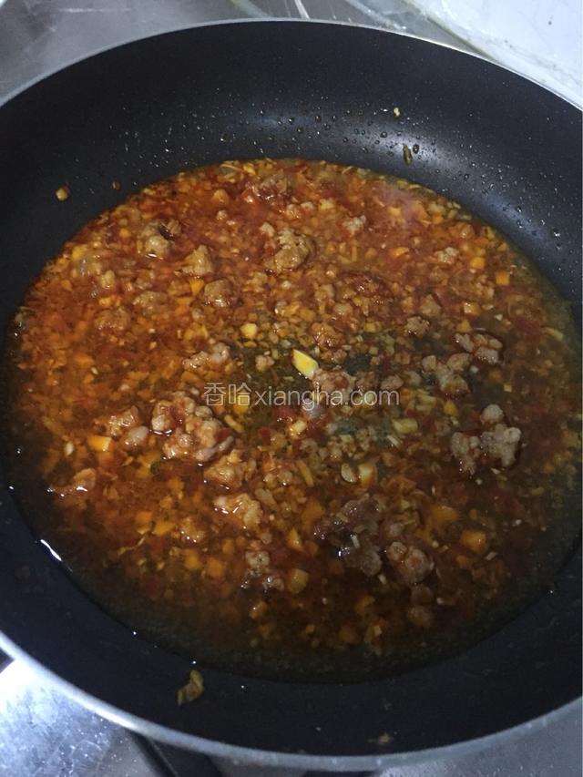 锅里倒入油，中火、放入碎肉、姜蒜末、豆瓣酱炒出香味，加入适量水 放生抽，鸡精，白糖，少量盐
