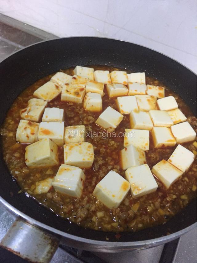 放入豆腐块，轻轻晃动锅子让豆腐均匀入味