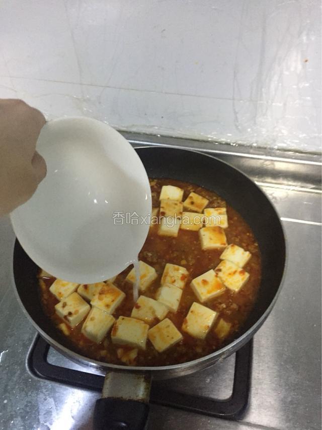 烧开转中小火煮3-5分钟，搅拌一下沉底淀粉，画圈圈均匀淋入勾芡汁，抛动一下锅子让勾芡汁均匀覆盖煮熟