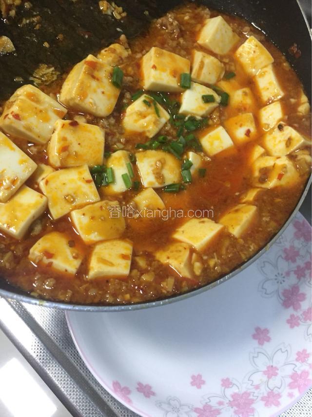 撒上葱花，出锅倒盘中
