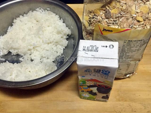 准备好剩饭，燕麦，牛奶（椰奶）