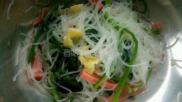 菠菜，粉丝焯水切段，火腿肠切丝，剩余的蛋饼切丝。加盐，鸡精，味极鲜酱油调味拌好。