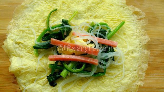 码好菠菜粉丝火腿肠。