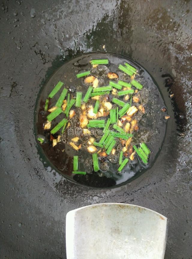 油热，大蒜爆香，把调好的酱汁倒入锅里，撒上葱花