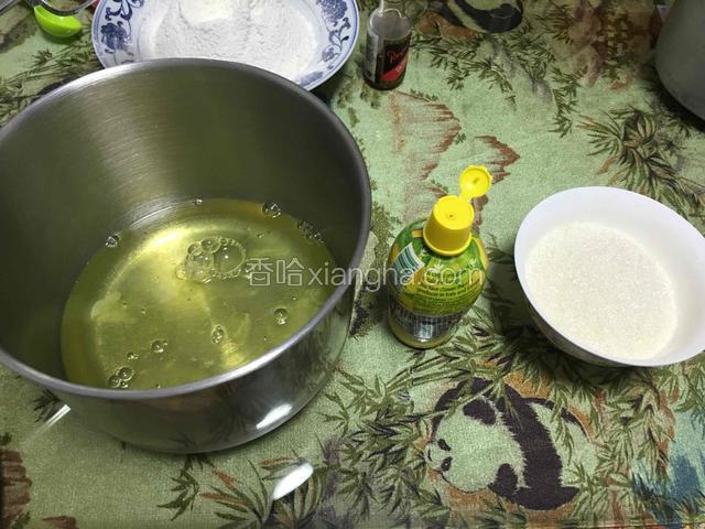 做蛋糕要知道顺序一步一步走下去、先进行蛋清打发！柠檬汁、细砂糖！