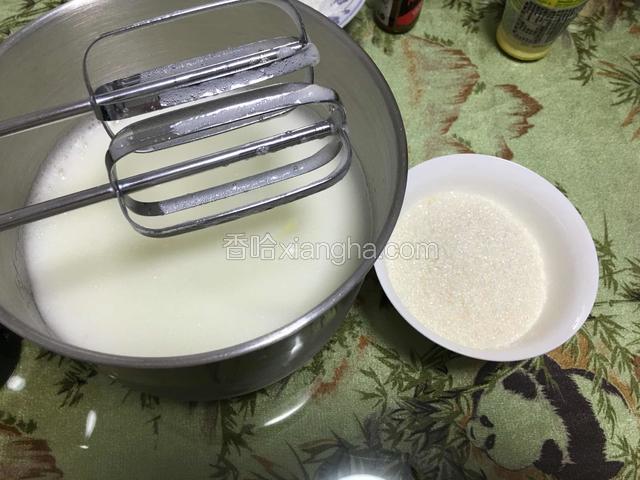 我用的是客来美250W的打蛋器、如果功率小应该是中速、我用的是低速打60秒、出现粗泡可以加三分之一的细砂糖！