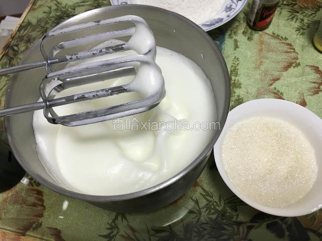 第一次加入细砂糖用打蛋器中速打60秒！已经达到八分发可以制作芝士蛋糕！