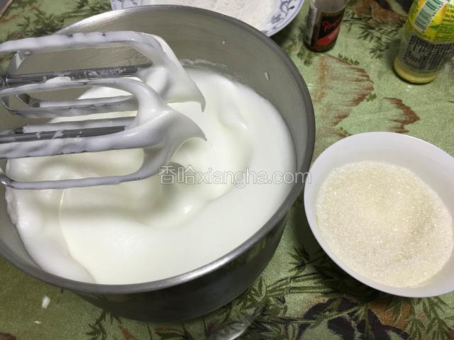 再加三分之一细砂糖中速继续打60秒！已经达到九分发、可以制作中空的戚风蛋糕！