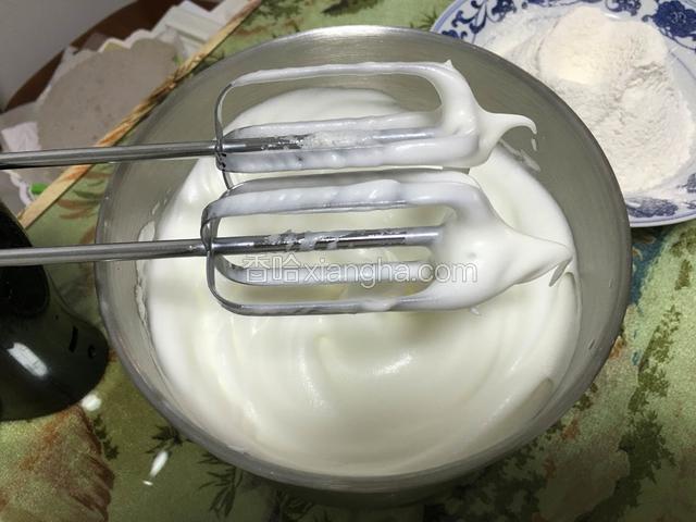 最后再加剩余的细砂糖还是60秒！完成了蛋清的打发！已经达到十分发！这就是戚风蛋糕的专用蛋清了！打好后放冰箱冷藏备用！