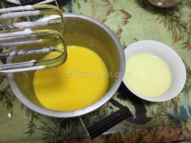 左边是打散的蛋黄加入玉米油边加边打！用低速打均匀！