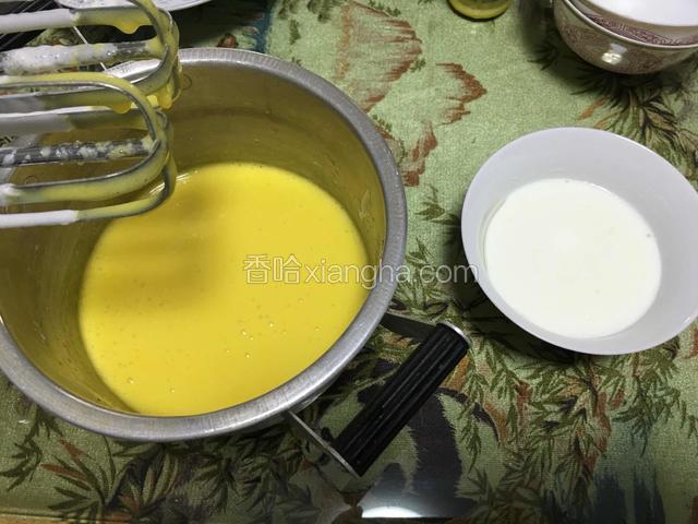 加入牛奶同样边加边打打均匀！