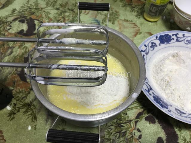 加三分之一的低筋粉用打蛋器低速打散！10秒左右！
