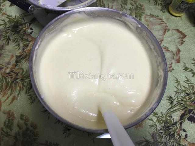 蛋黄糊倒入蛋清中继续切拌均匀！这是做好的蛋糕糊！颜色变成一样了蛋糕糊细腻了就可以了！