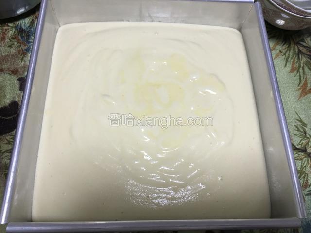 从30公分高处将蛋糕糊倒入模具这是刚刚倒好的蛋糕糊！震几下摇一摇模具就平了、再用竹签划Z字型消泡！