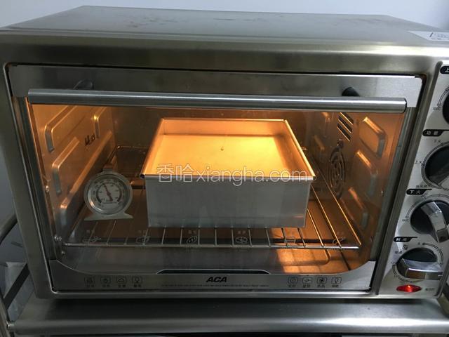 烤箱预热完成把模具放入烤箱！设烤箱温度150度时间45分钟烤完全程！