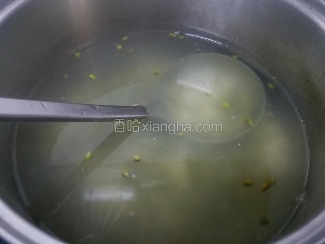 汤锅中添水，水煮开后放入绿豆,大米,藜麦，用汤勺将锅搅匀。