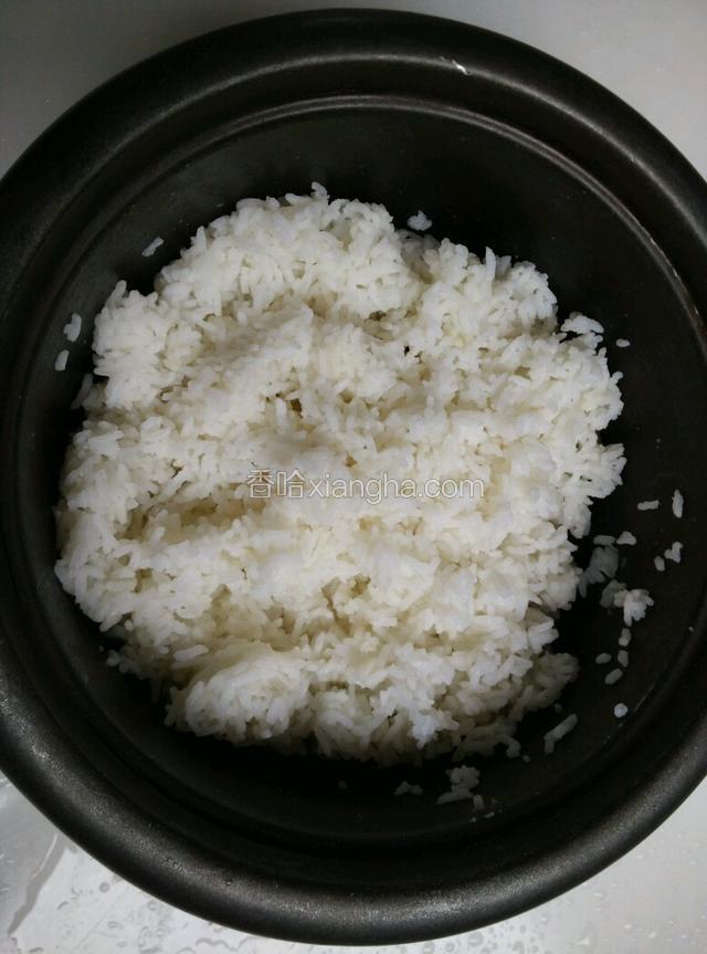 准备白米饭半锅，最好是昨晚的剩饭，炒出来的饭粒粒分明