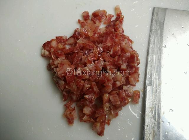 腊肠切成小丁
