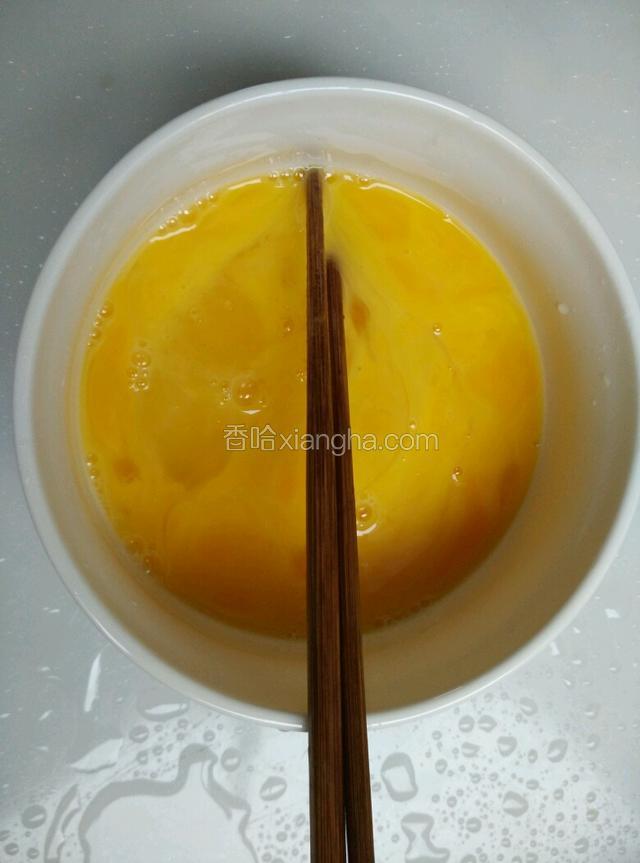 鸡蛋打散，加入适量的白酒，摊成蛋饼