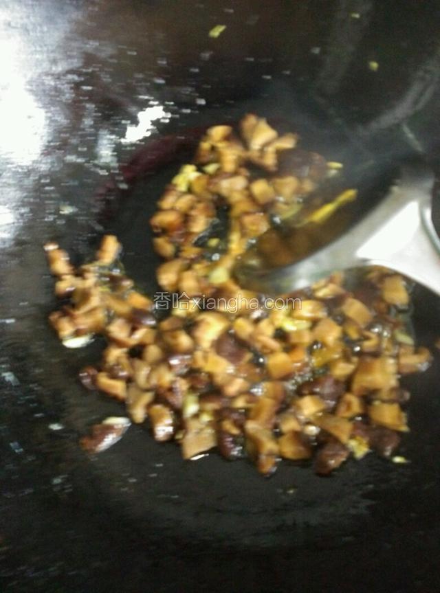 把香菇倒进去爆炒1分钟