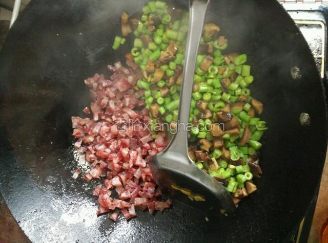 加入切好的腊肠，煸炒出油