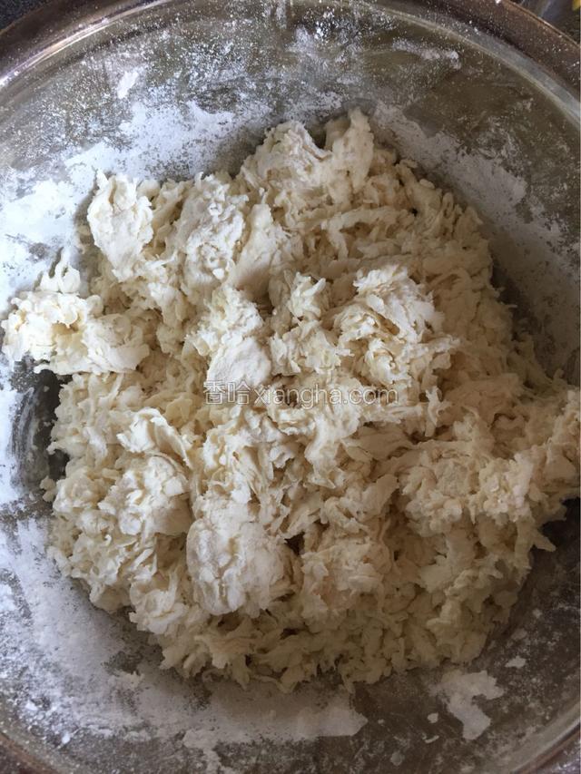 用温水调成絮状面疙瘩。