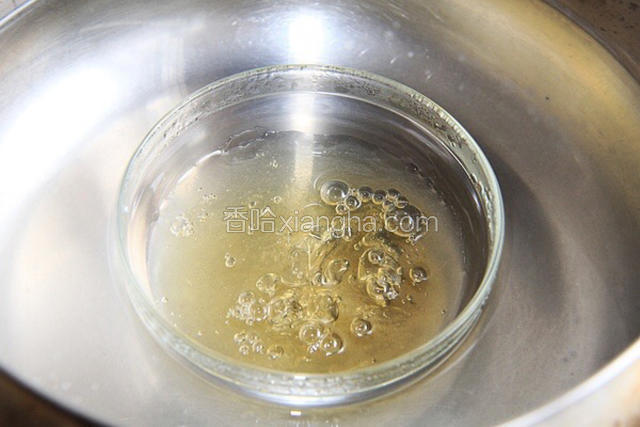 将装有吉利丁的容器放入70℃左右的热水中（水不要没过容器），使吉利丁融化成液态
