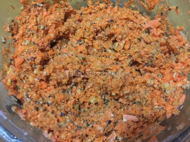 再将香菇葫萝切块一起放搅拌机搅碎