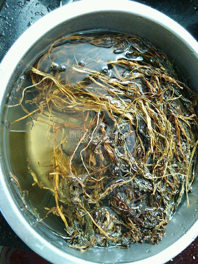 酸菜提前泡软。